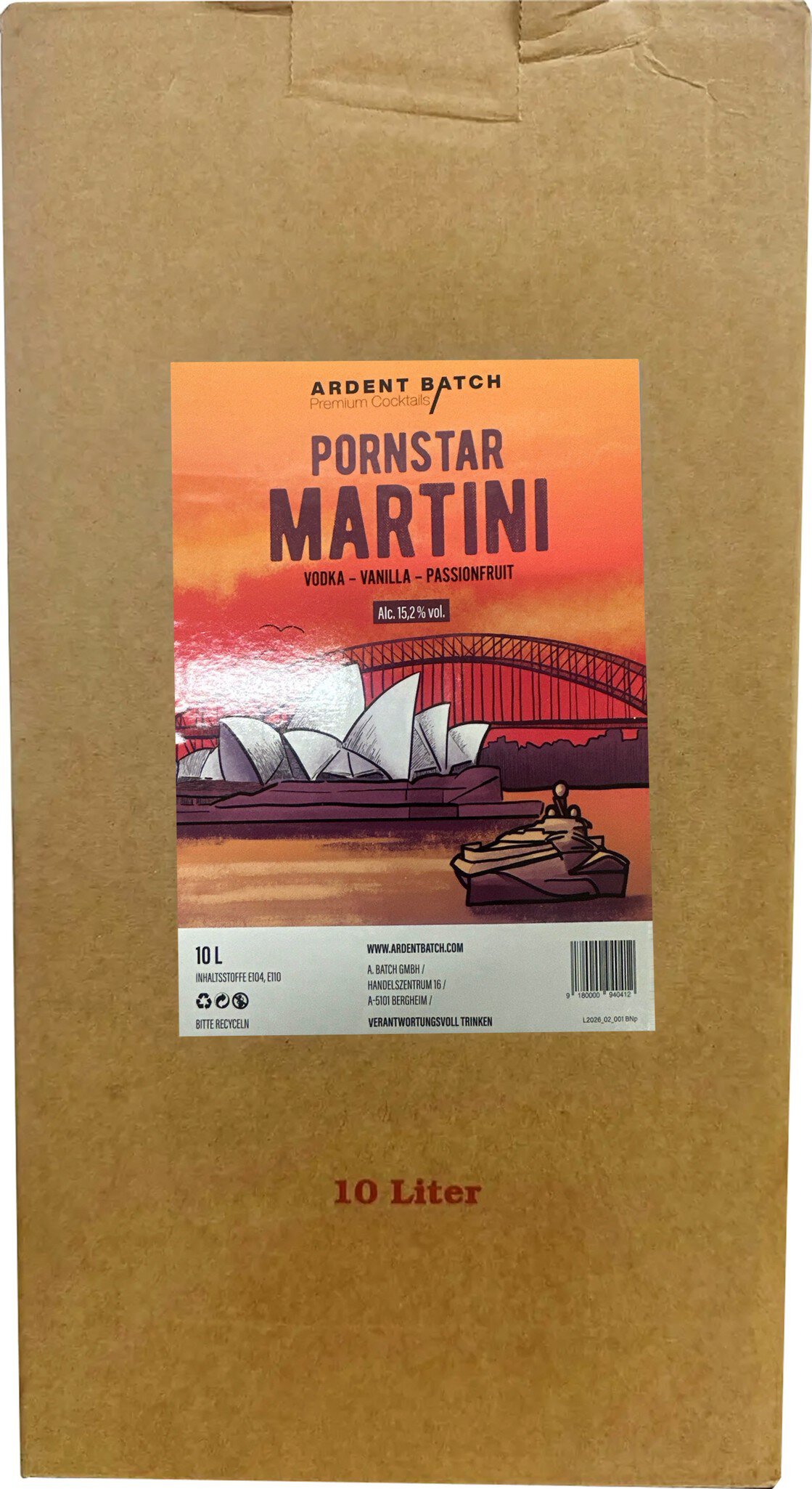 Eine elegante Verpackung zeigt eine Flasche Wein mit farbenfrohem Etikett, das eine maritime Szene darstellt. Der Hintergrund ist in warmen Tönen gehalten, was eine edle Atmosphäre vermittelt.