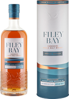Ein Flasche mit Whisky, die eine goldene Flüssigkeit enthält, steht neben einer runden, farblich abgestimmten Verpackung. Beide tragen das Etikett -Felix Bay- und sind stilvoll gestaltet.