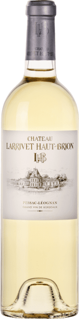 Eine Flasche Weißwein steht aufrecht. Das Etikett zeigt den Namen -Château Larrivet Haut-Brion- sowie -Pessac-Léognan-. Die Verpackung vermittelt Eleganz, umgeben von einem klaren Hintergrund.