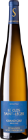 Eine Flasche Riesling mit einem eleganten, grünen und goldenen Etikett. Die Beschriftung zeigt -Le Clos Saint Léger- und -Grand Cru-, mit dem Logo -S- oben. Der Hintergrund ist hell und neutral.