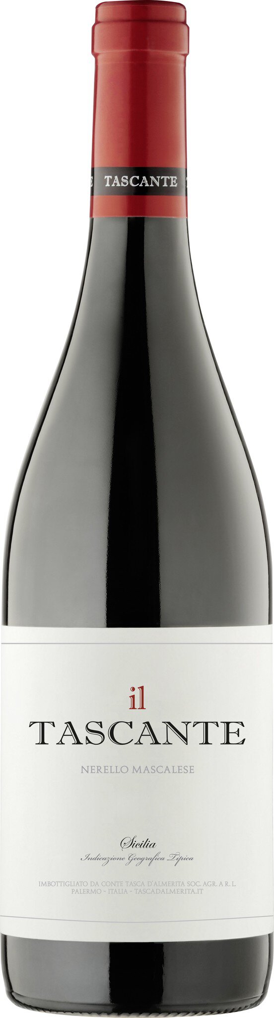 Eine Weinflasche mit einem roten Korken und einem schlichten Etikett. Der Wein ist dunkel und scheint in einem neutralen Hintergrund platziert zu sein.