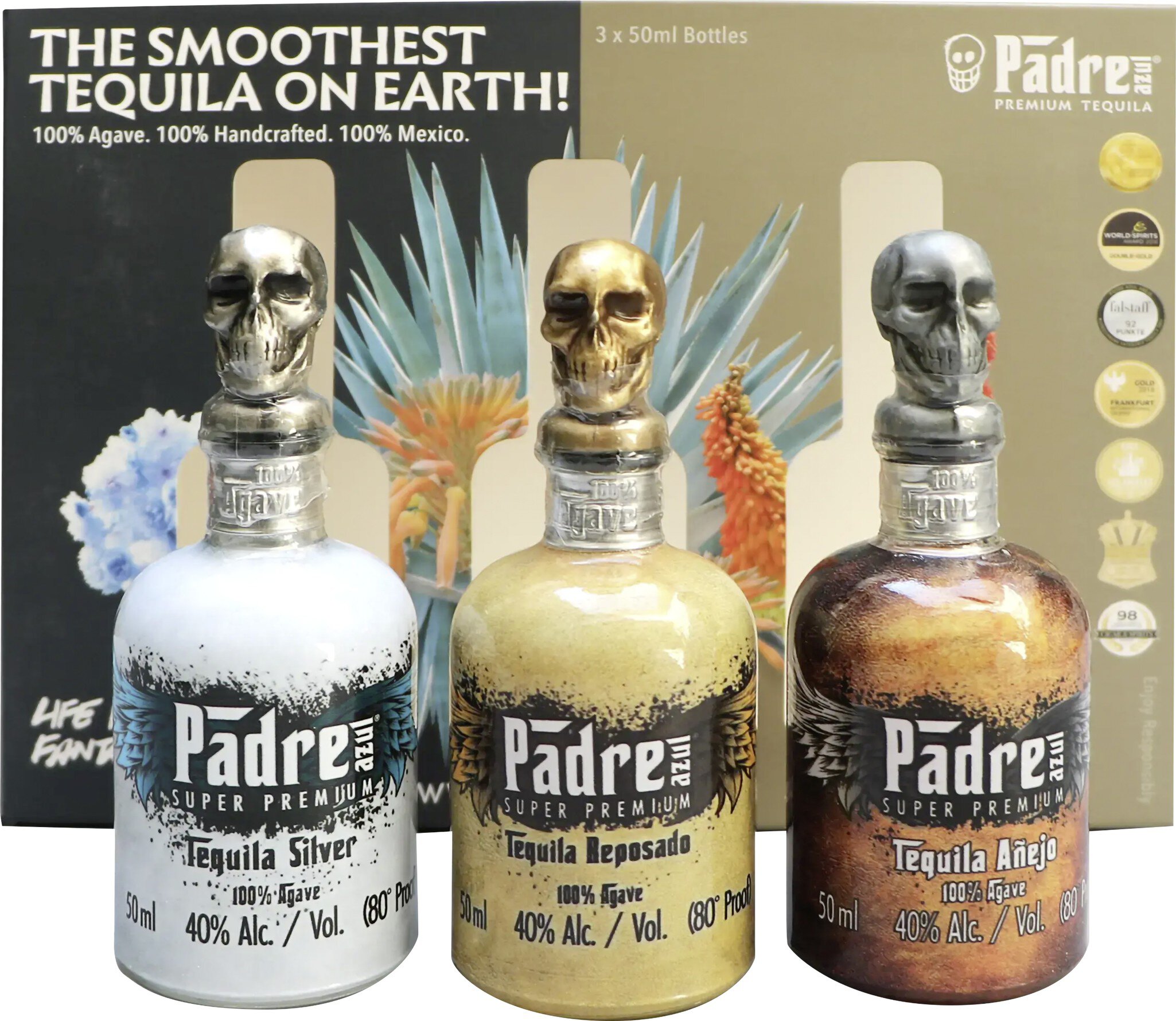Drei Tequila-Flaschen mit Schädelkappen stehen in einem Set. Die Flaschen sind etikettiert als Tequila Silver, Tequila Reposado und Tequila Añejo. Der Hintergrund zeigt eine Pflanze.