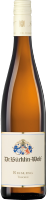 Eine Flasche Weißwein mit einem eleganten, schmalen Design. Der Wein hat eine goldene Farbe und ein einfaches, stilvolles Etikett mit einem Logo. Der Hintergrund ist neutral.
