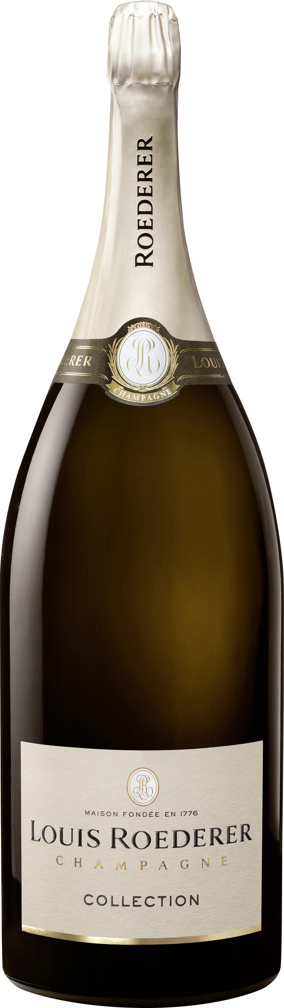 Eine große Flasche Sekt steht aufrecht. Der Flaschenhals ist elegant gestaltet, mit einem weißen Etikett, das den Namen des Sektes trägt. Der Hintergrund ist unscharf.