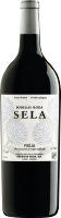 Eine Weinflasche mit rotem Wein ist im Vordergrund. Das Etikett zeigt den Namen -Sela- in eleganter Schrift. Die Flasche steht auf einem neutralen Hintergrund.
