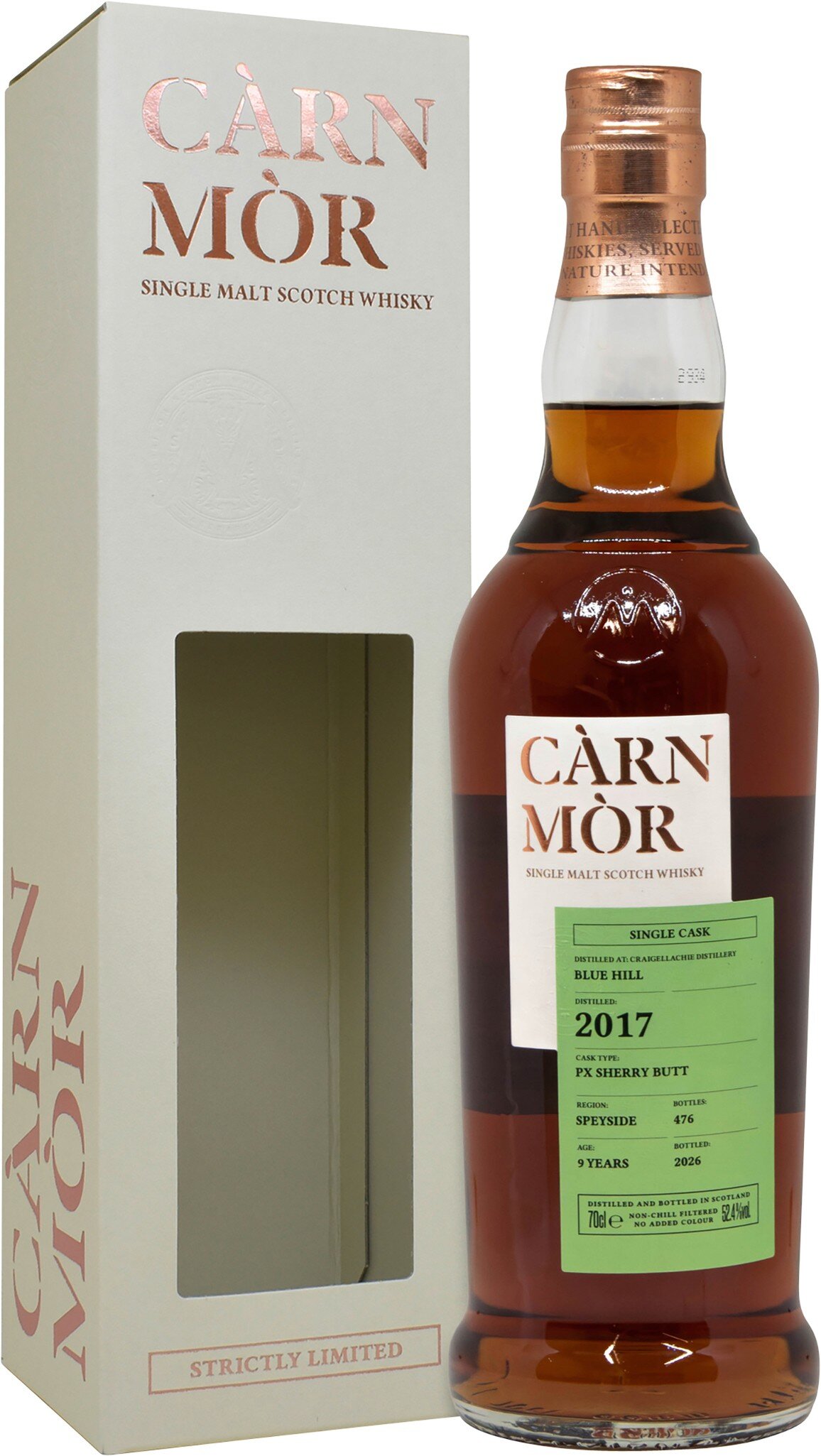 Eine Flasche Cairnmore Whisky steht aufrecht neben einer eleganten, weißen Geschenkverpackung mit einem Fenster. Die Flasche zeigt eine goldene Farbe und ein Etikett mit grüner Schrift.