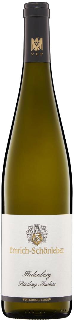 Ein Flasche Weißwein steht aufrecht. Sie hat einen langen, schlanken Hals und einen weißen Etikett mit Informationen über den Wein. Der Hintergrund ist neutral.