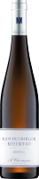 Ein schlanker Weinflasche mit einem klaren Glas und einem langen Hals steht auf einem neutralen Hintergrund. Die Etikette zeigt Informationen über den Wein, darunter den Namen und die Herkunft.