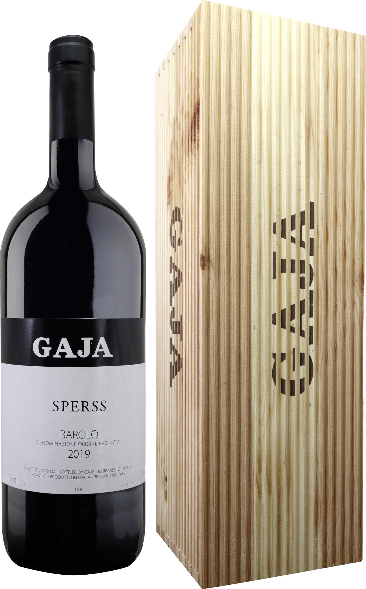 Eine große Flasche Rotwein mit dem Etikett -GAJA- steht neben einer hölzernen Holzkiste, die ebenfalls mit dem Namen -GAJA- graviert ist. Die Umgebung wirkt einfach und elegant.