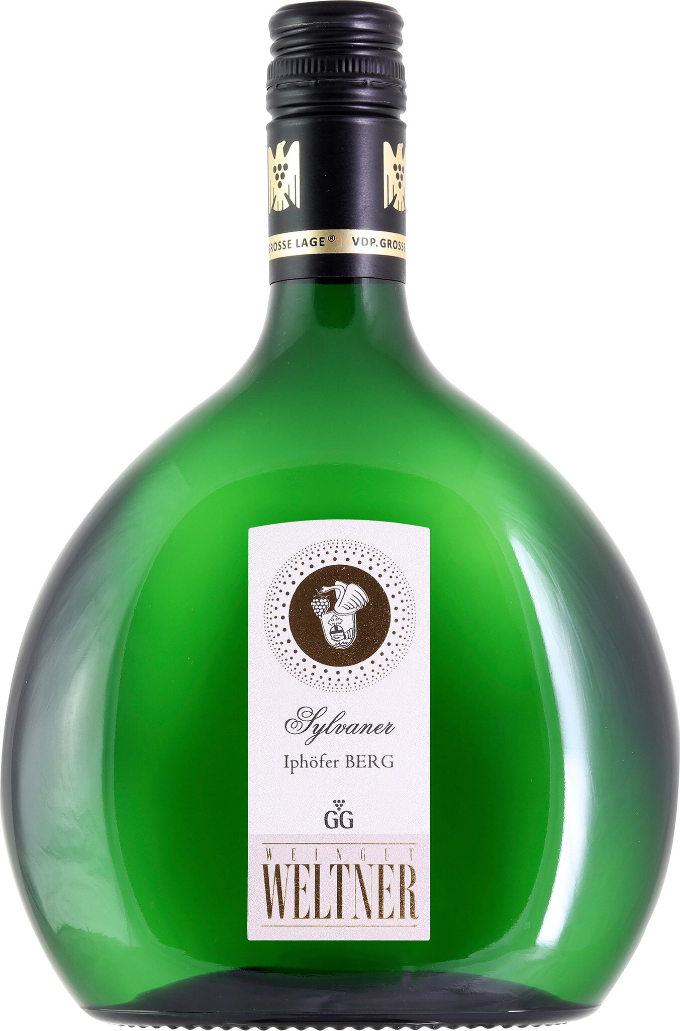 Eine grüne Weinflasche in einer besonderen Form mit einem Etikett, das den Namen -Sylvaner- und -Iphöfer Berg- zeigt. Das Etikett enthält auch goldene Verzierungen.