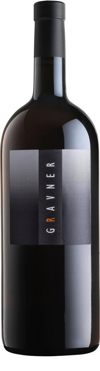 Ein schwarzer Weinflasche mit einem minimalistischen, glänzenden Etikett. Die Flasche steht auf einem neutralen Hintergrund und hat eine elegante, schlichte Form.
