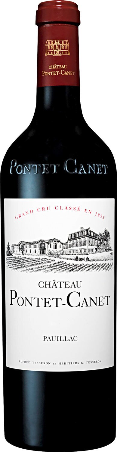 Ein eleganter Rotwein in einer schlanken Flasche. Das Etikett zeigt den Namen des Weins und eine stilisierte Weinberg-Darstellung. Der Hintergrund ist einfach und hell, betont die Qualität des Weins.