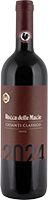 Eine Flasche Rotwein mit einem tiefroten Etikett. Der Hals ist rot mit einem Verschluss. Im Hintergrund gibt es einen neutralen, hellen Farbton.