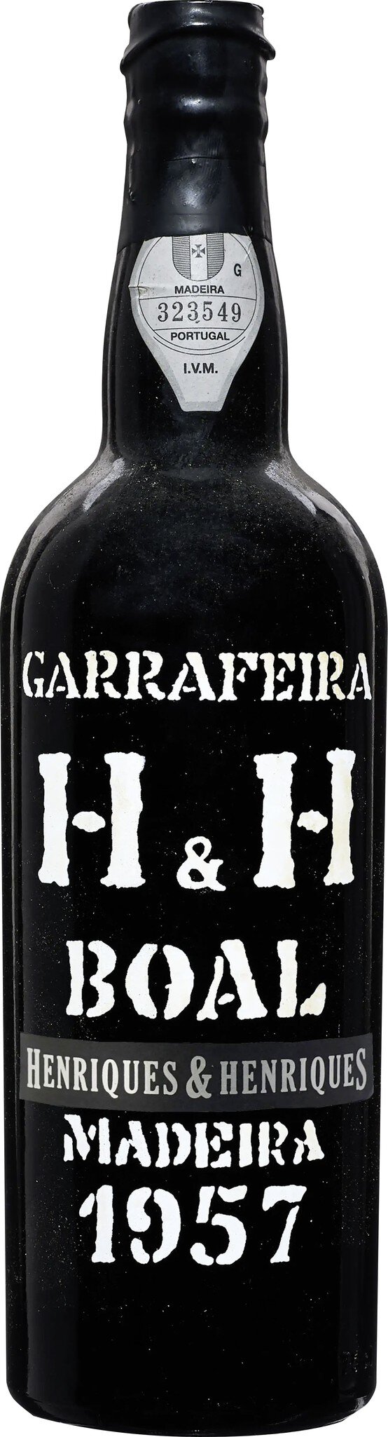 Eine dunkle Flasche mit einem schwarzen Etikett, das den Schriftzug -H&amp;H BOAL PLATINUM 1957- zeigt. Die Flasche hat eine klassische Form und enthält wahrscheinlich ein alkoholisches Getränk.