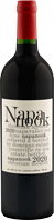 Eine Flasche Rotwein mit einem roten Korken und einem etikettierten Etikett. Das Etikett enthält Informationen zum Wein, einschließlich Name und Jahrgang, und ist in neutralen Farben gehalten.