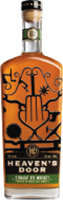 Eine Flasche mit dem Etikett -Heaven-s Door-. Die Flasche hat eine elegante Form und enthält einen bernsteinfarbenen Likör. Das Etikett zeigt kunstvolle, symbolhafte Designs.