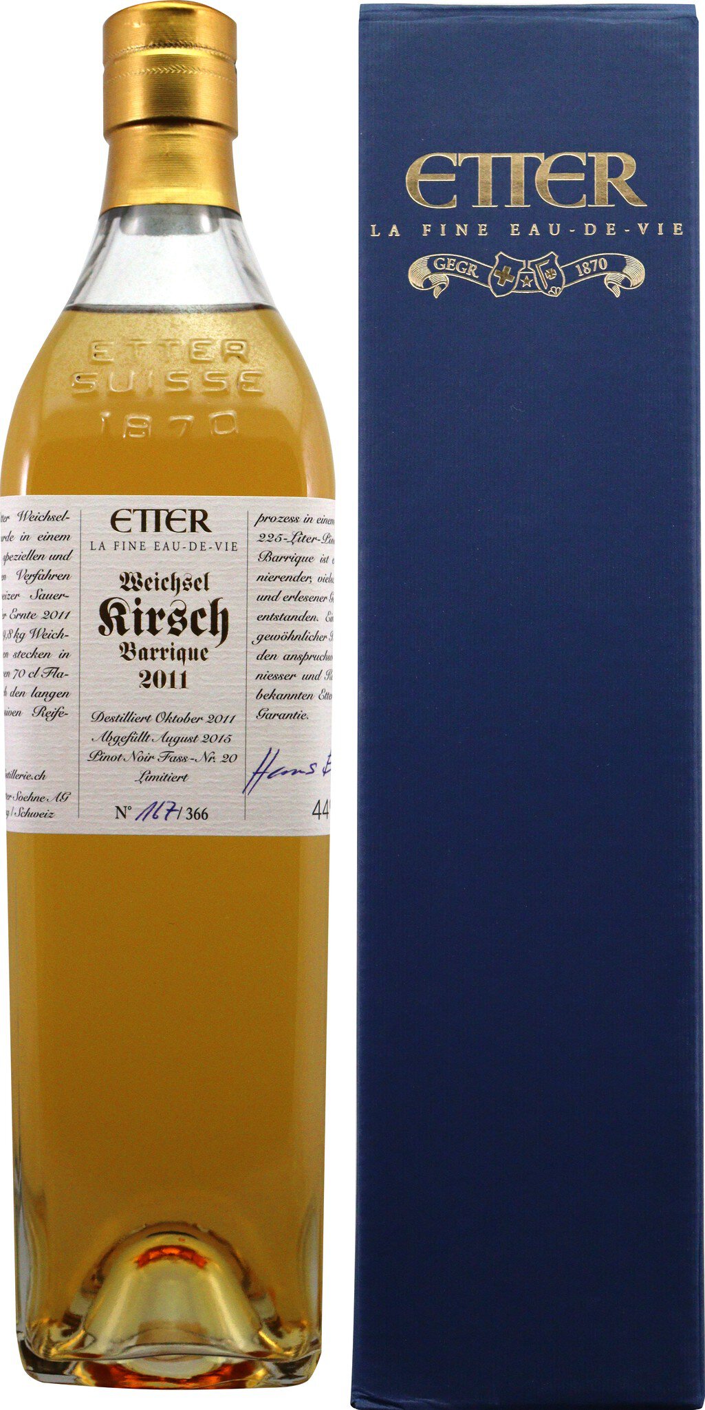Eine Flasche Whisky steht aufrecht, mit einer goldenen Flüssigkeit darin. Der Etikett zeigt den Namen und die Herkunft, im Hintergrund befindet sich eine blaue Verpackung.