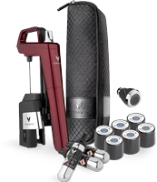 Ein Haarschneider mit einem roten Griff und einer schwarzen Kappe liegt neben mehreren Aufsätzen. Die Umgebung ist neutral und fokussiert auf das Gerät und die Zubehörteile.