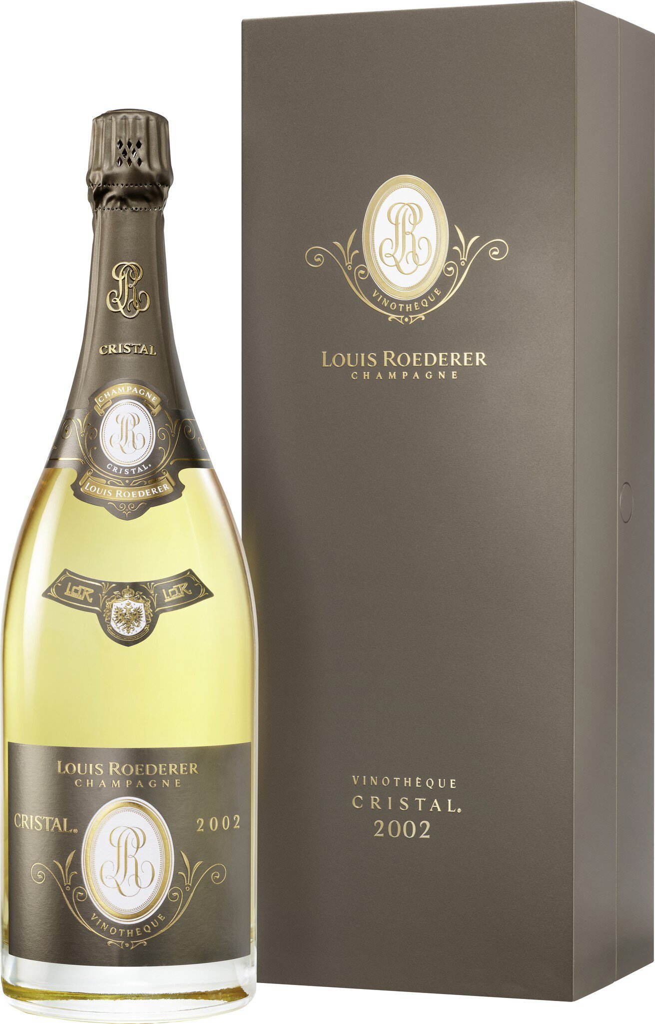 Eine champagnerflasche mit goldenem Etikett steht neben einer eleganten, grauen Geschenkverpackung. Die Flasche hat einen traditionellen Korken und bublende Flüssigkeit im inneren.