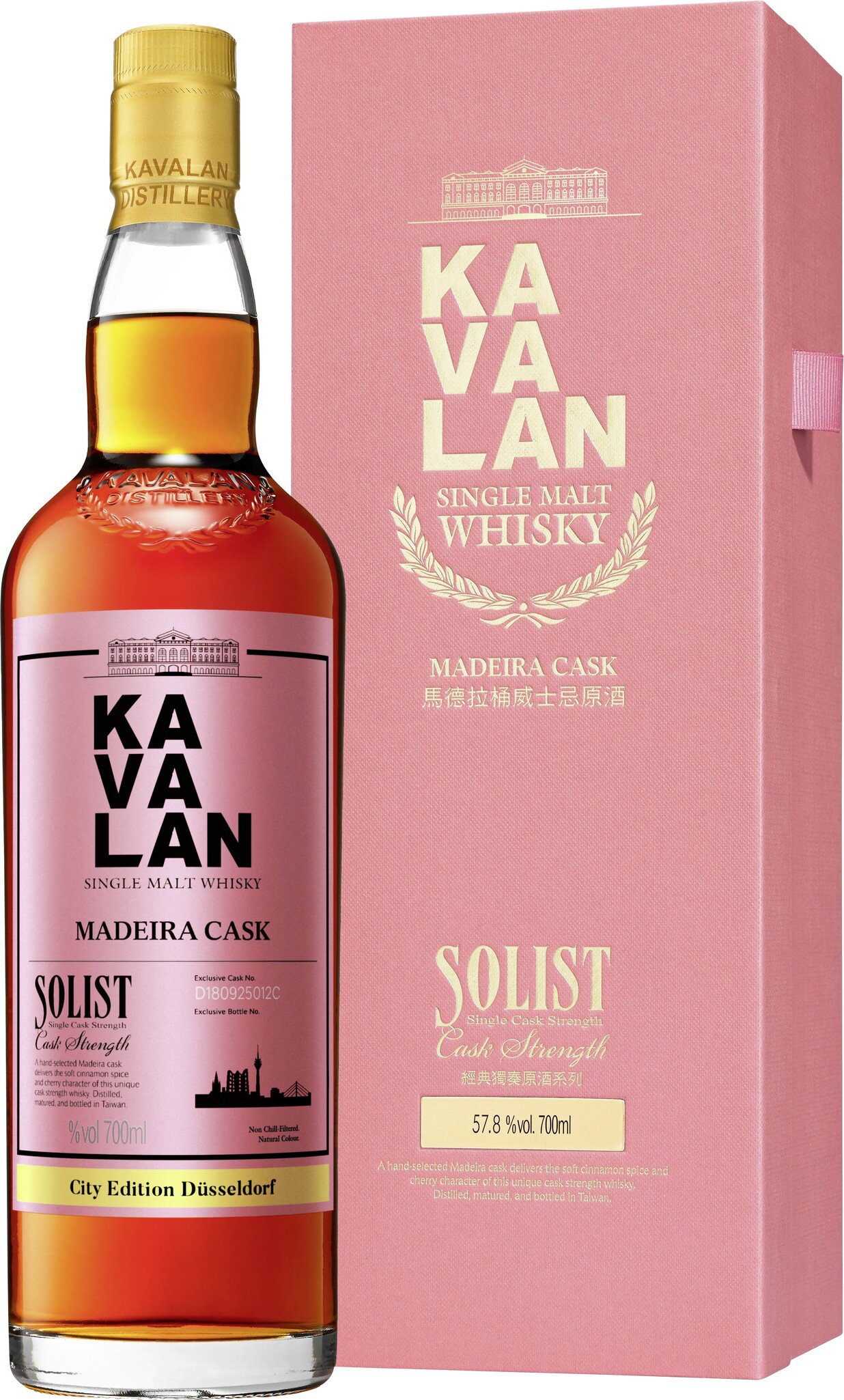Eine Flasche mit Whisky steht neben einer rosafarbenen Verpackung. Die Flasche hat ein elegantes Design mit einem Etikett, das den Markennamen -Kavalan- zeigt.