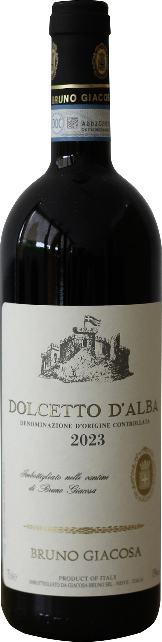 Eine Weinflasche steht aufrecht. Sie hat ein schwarzes Etikett mit goldenen und weißen Schriftzügen. Der Flaschenhals ist mit einem schwarzen Korken versehen und es sieht nach einem Rotwein aus.