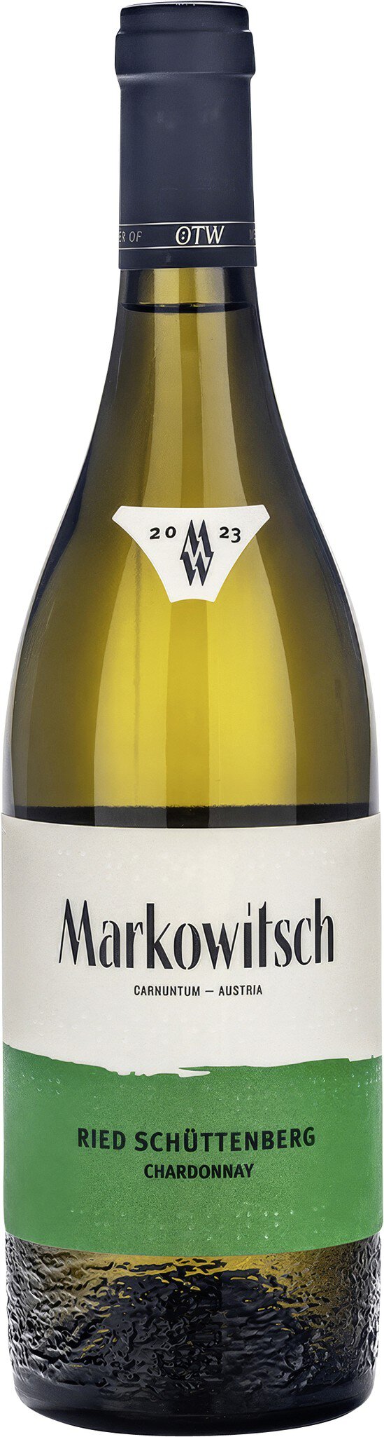 Eine Weinflasche mit einem grünen Etikett und dem Namen -Weinhof- auf der Vorderseite. Die Flasche hat einen langen Hals und einen schwarzen Verschluss, steht auf einem neutralen Hintergrund.