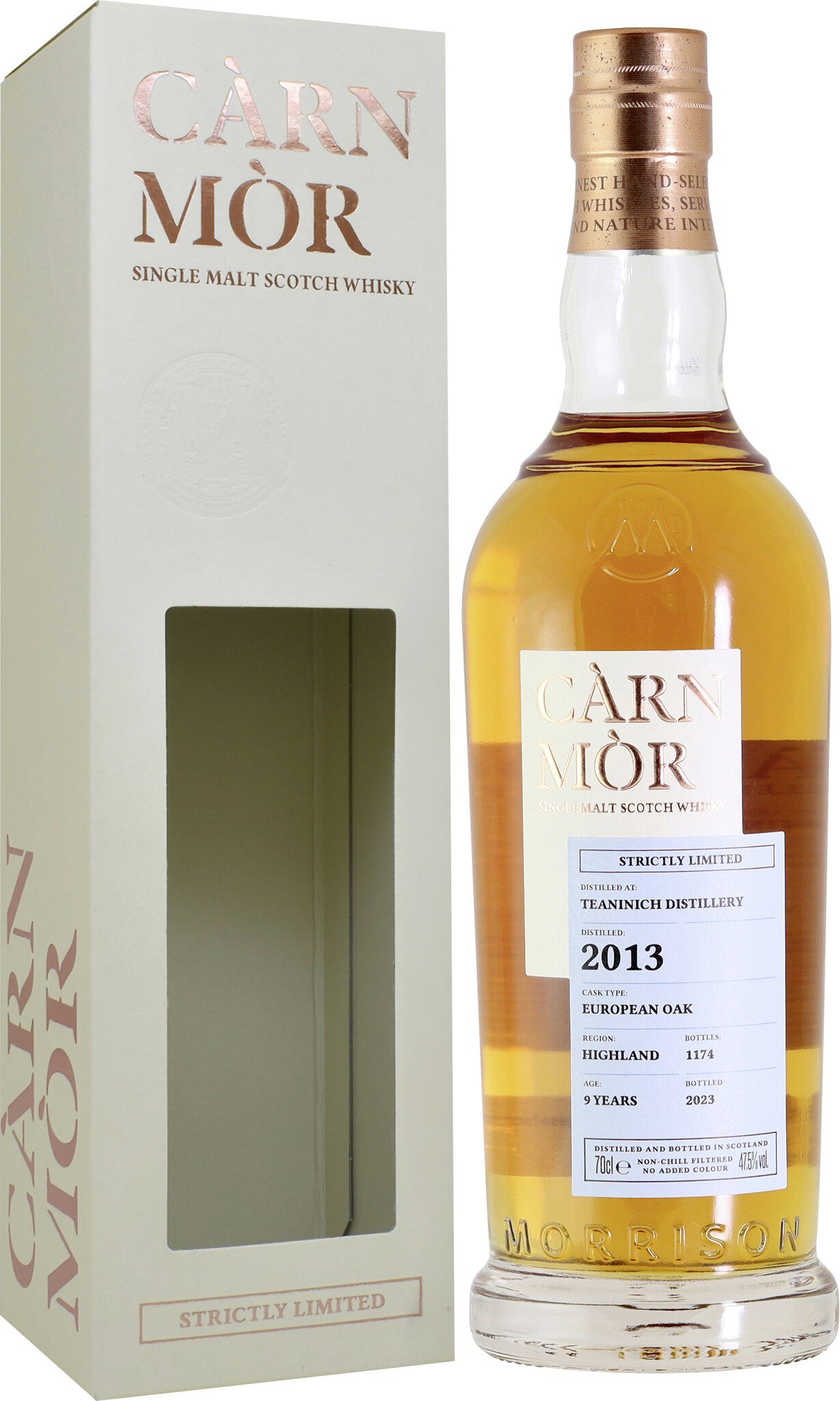 Eine elegant gestaltete Flasche mit goldenen Akzenten steht in einer schlichten, offenen Geschenkverpackung. Die Flüssigkeit in der Flasche ist goldfarben und zeigt einen hochwertigen Spirituosen-Brand.