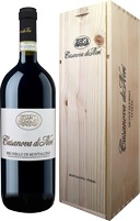 Ein großer, eleganter Rotwein in einer stilvollen Flasche steht neben einer holzverpackten Geschenkbox. Die Flasche trägt ein klassisches Label mit dem Schriftzug -Rocca di Frassinello-.
