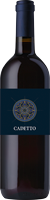 Eine Flasche Rotwein steht aufrecht. Die Flasche hat einen langen Hals und ein dunkelblaues Etikett mit einem zentralen, runden Emblem. Der Hintergrund ist neutral.