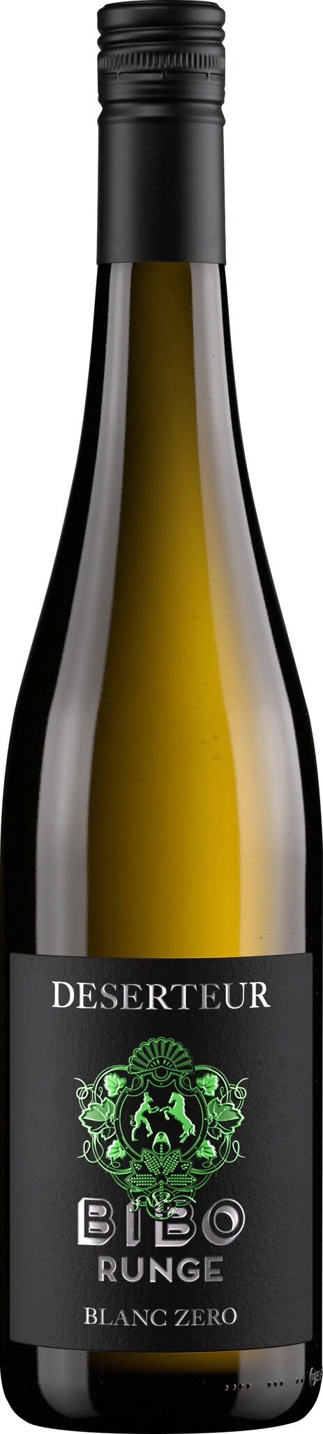 Eine Flasche Wein mit einem schmalen, langen Hals. Das Etikett ist dunkel und zeigt ein grünes Logo sowie den Namen des Weins. Die Flasche steht auf einem neutralen Hintergrund.