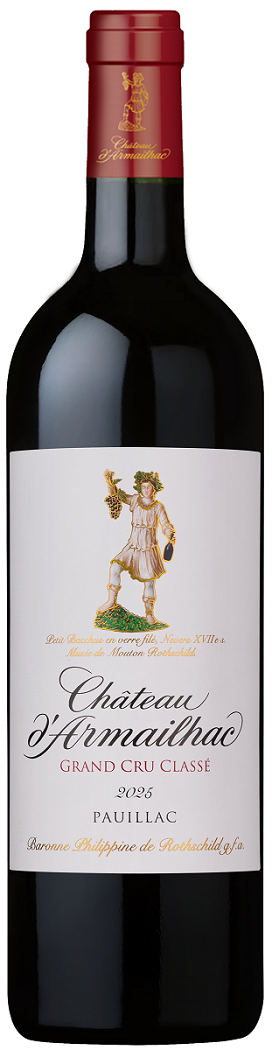 Eine Weinflasche mit rotem Etikett und dunkelgrüner Kapsel. Auf dem Etikett sind eine Person mit Trauben und das Logo -Château d-Armailhac- mit der Bezeichnung -Grand Cru Classé 2025 Pauillac- abgebildet.
