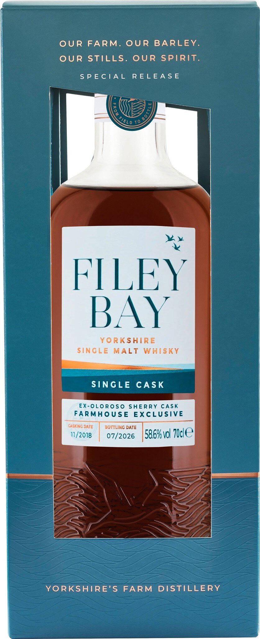 Ein flacher Flakon mit dunkelbrauner Flüssigkeit und blauem Etikett, auf dem -FLUY BAY- steht. Er steht vor einem blauen Hintergrund und ist umgeben von einem minimalistischen Design.