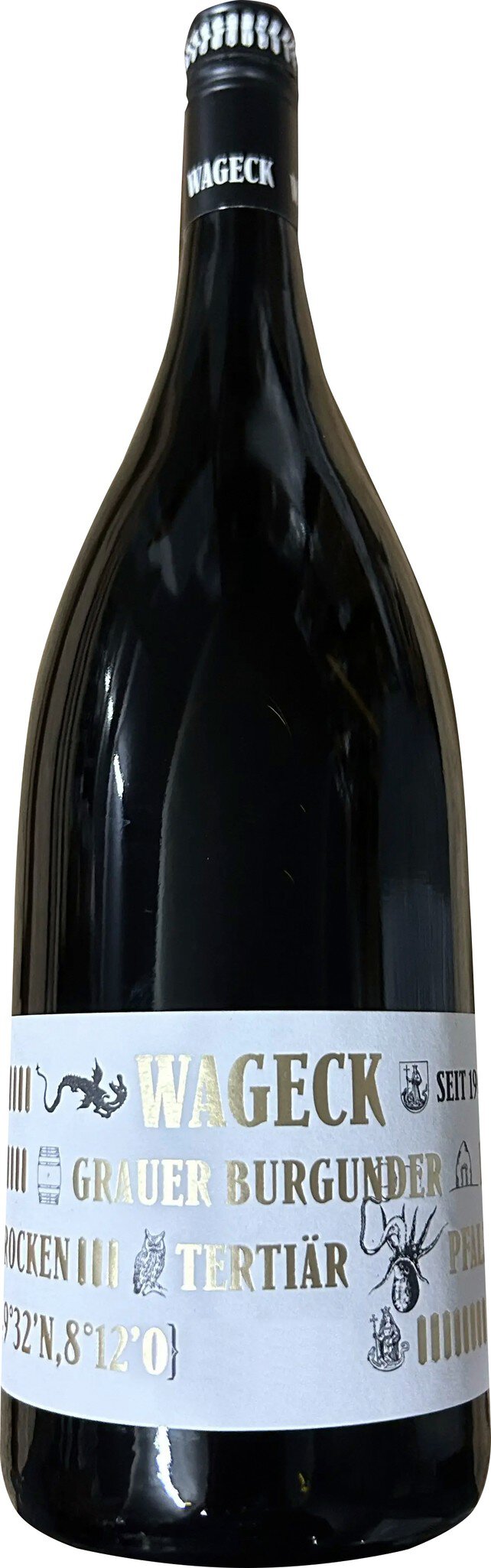 Eine große, schwarze Weinflasche steht auf einem einfarbigen Hintergrund. Die Flasche hat ein Etikett mit einem weißen Design und einem Text, das eine Weinmarke anzeigt.