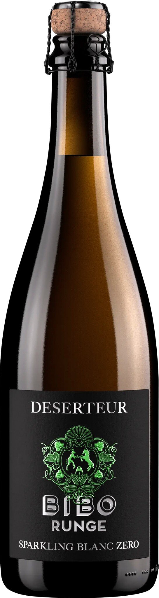 Eine Flasche Sekt steht auf einem neutralen Hintergrund. Die Flasche hat ein dunkelbraunes Glas und eine grüne Etikette mit einer schwarz-weißen Beschriftung.