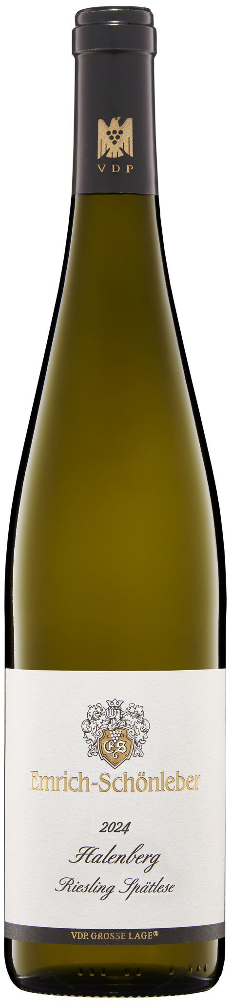 Eine Weinflasche mit hellgrünem Inhalt steht im Vordergrund. Sie zeigt das Etikett von Emrich-Schönleber mit dem Jahr 2024, der Bezeichnung -Halenberg Riesling Spätlese- und dem VDP-Logo.
