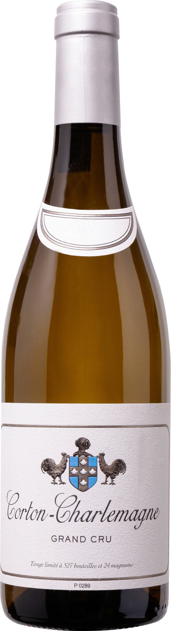 Eine Weinflasche steht aufrecht, mit einem hellen, eleganten Etikett, das eine stilisierte Krone zeigt. Der Hintergrund ist neutral, wodurch die Flasche im Fokus bleibt.