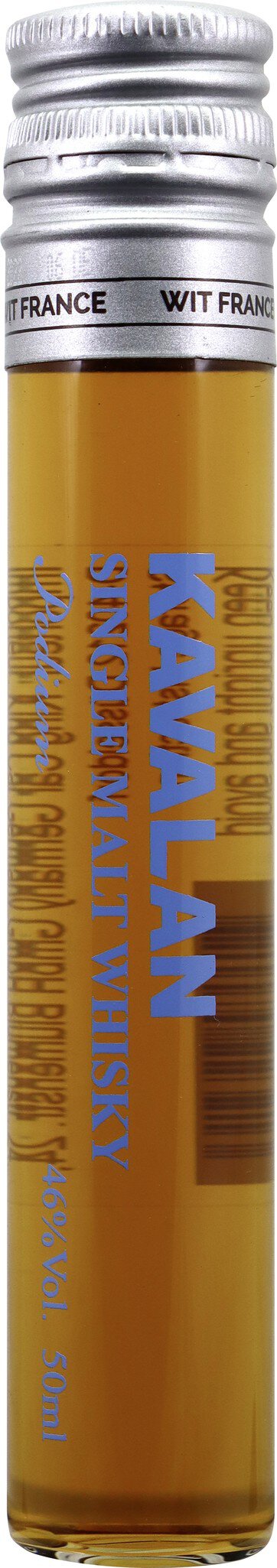Ein transparentes Fläschchen mit einem silbernen Deckel, gefüllt mit einer goldenen Flüssigkeit. Auf der Flasche sind Etiketten in verschiedenen Farben und Schriftarten, die Informationen über den Inhalt bieten.