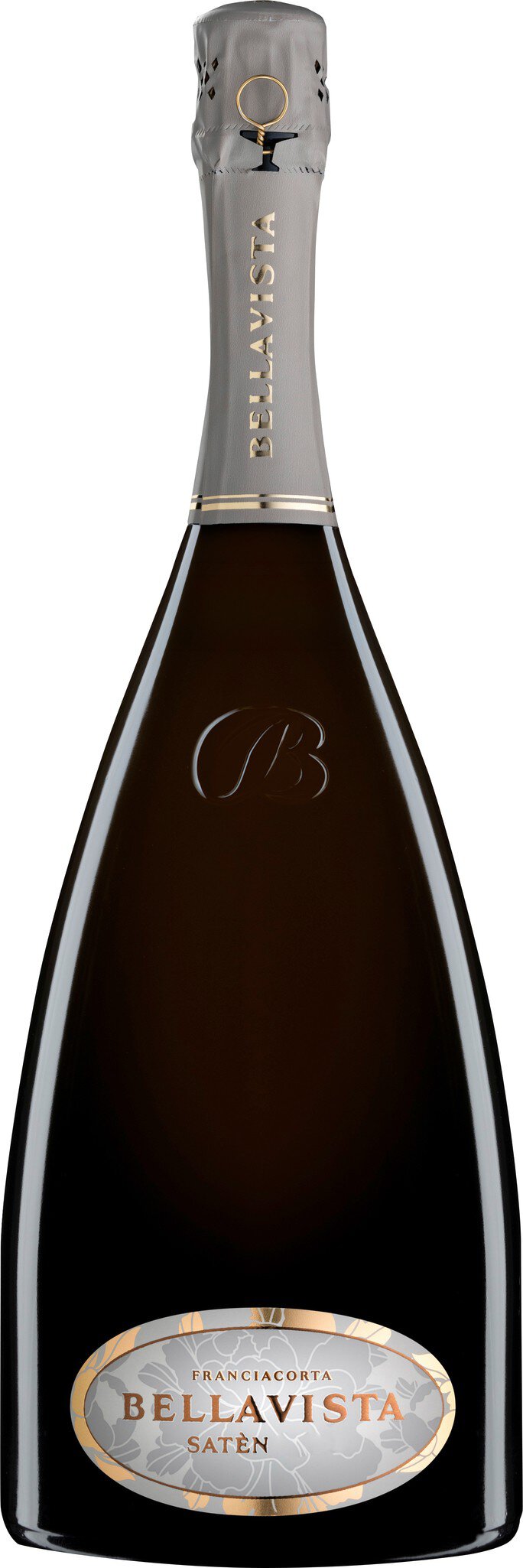 Eine elegante Flasche Sekt mit einer schlanken Form und einem glänzenden, silbernen Kapselverschluss steht in einem neutralen Hintergrund, wenn auch nicht sichtbar. Das Etikett ist rund und schlicht gestaltet.