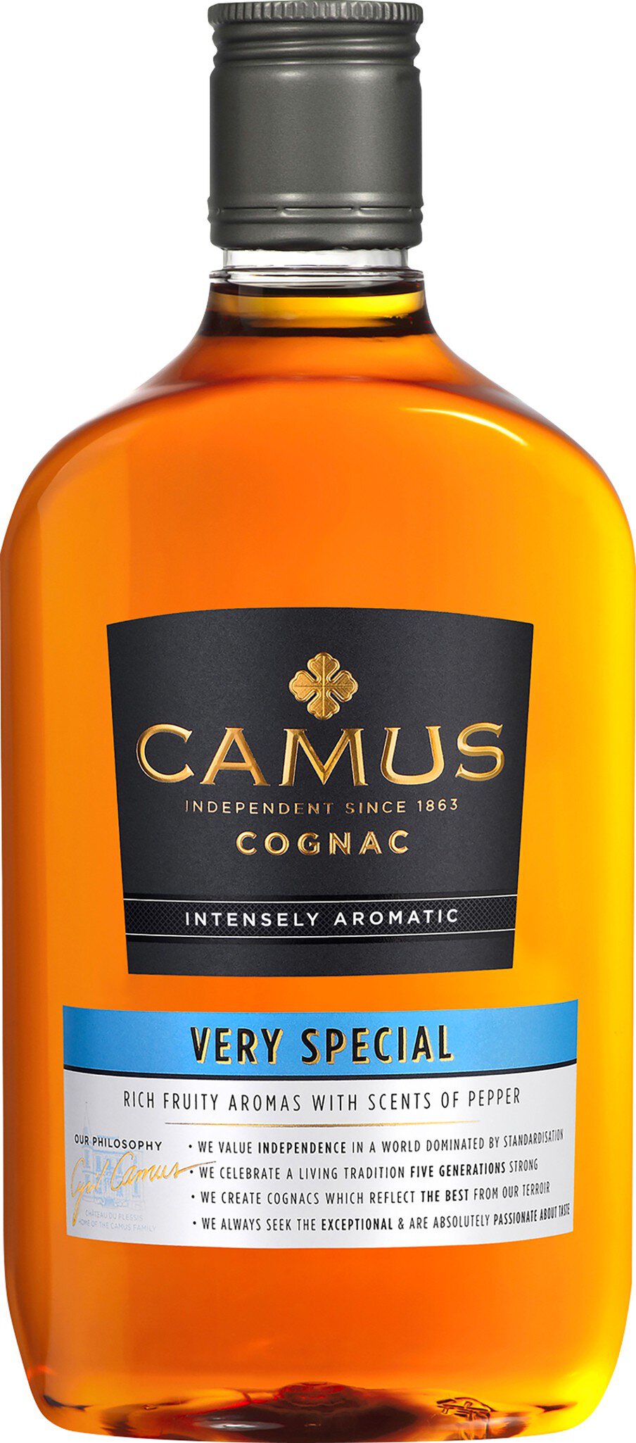 Ein Flasche Camus Cognac steht im Vordergrund. Die Flasche hat eine orangefarbene Flüssigkeit, eine schwarze Etikette mit goldenen und blauen Akzenten, und ist vor einem neutralen Hintergrund platziert.