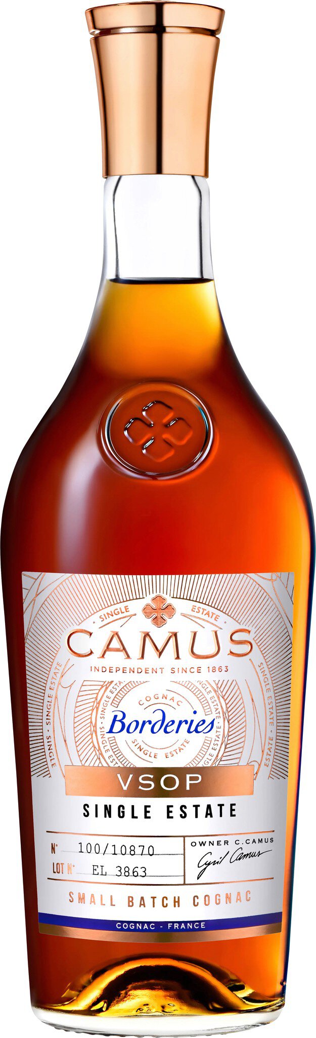 Eine Flasche Cognac mit einem eleganten, geschwungenen Design. Der Korpus ist in einem amberfarbenen Ton gehalten, während der Deckel metallisch glänzt. Auf dem Etikett sind verschiedene Details über die Marke und den Inhalt zu sehen.