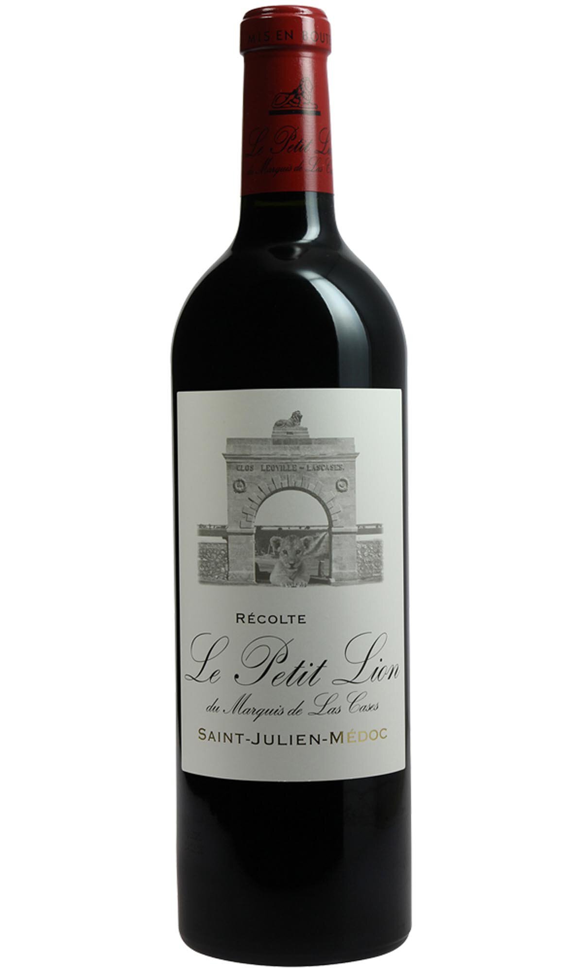 Eine Flasche Rotwein steht aufrecht. Die Flasche hat einen roten Korken und ein Etikett mit einem Bild eines Gebäudes sowie Textinformationen. Der Hintergrund ist neutral.