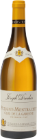 Eine Flasche Weißwein steht aufrecht. Der Flascheninhalt ist hellgelb. Auf dem Etikett sind der Weinanbauort und der Name des Weins abgebildet, umgeben von goldenen und weißen Verzierungen.