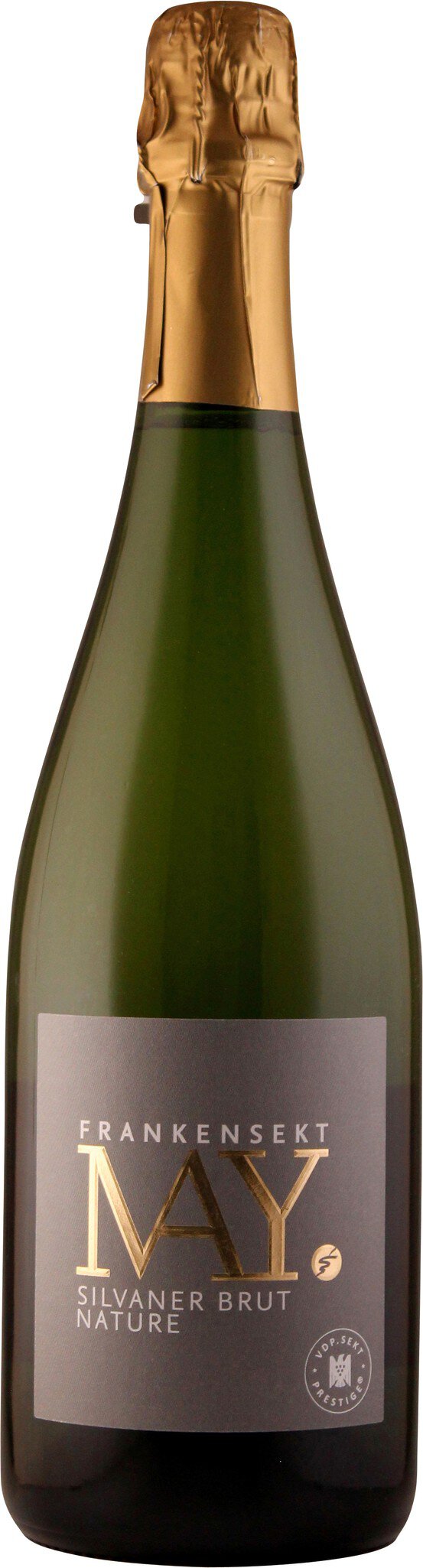Eine Sektflasche aus dunkelgrünem Glas mit einem goldenen Korken und einer schwarzen Etikette. Das Etikett zeigt den Schriftzug -FRANKENSEKT MAY SILVANER BRUT NATURE-.