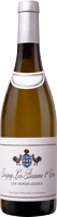 Eine Weinflasche steht aufrecht. Die Flasche ist aus Glas und hat ein helles Etikett mit einer stilisierten Krone. Im Hintergrund ist keine erkennbare Umgebung sichtbar.