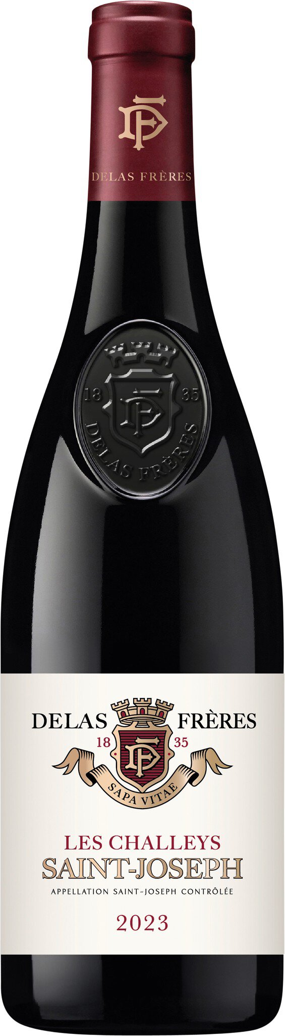 Eine Weinflasche mit einer dunklen, eleganten Etikette. Der Flaschenhals ist rot und das Etikett trägt ein Wappen sowie den Namen des Weins. Das Bild vermittelt eine edle Atmosphäre.