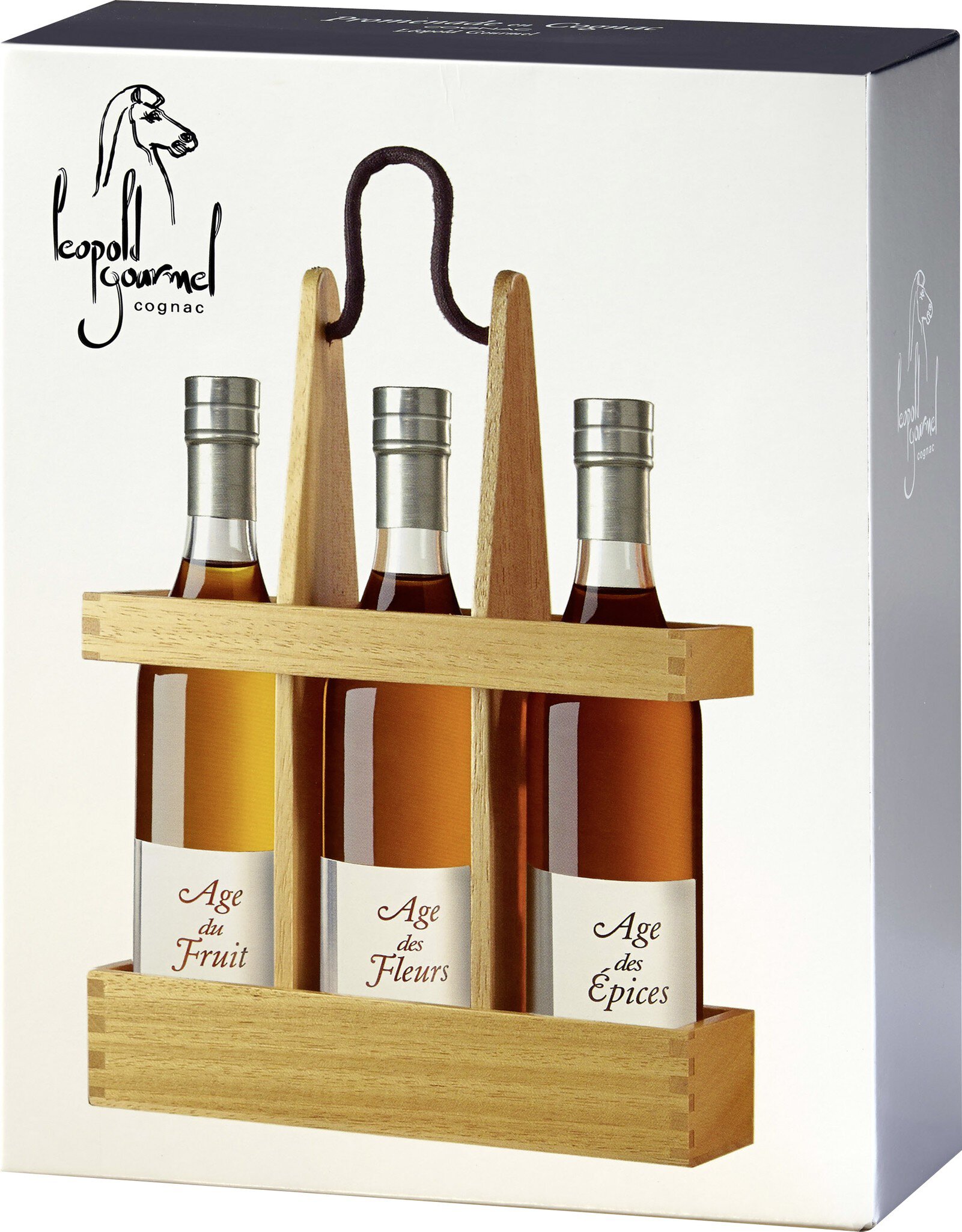 Drei Flaschen in einem Holztragegestell stehen aufrecht. Der Hintergrund ist gerade und hell. Oben links befindet sich ein Logo in Hundeform.