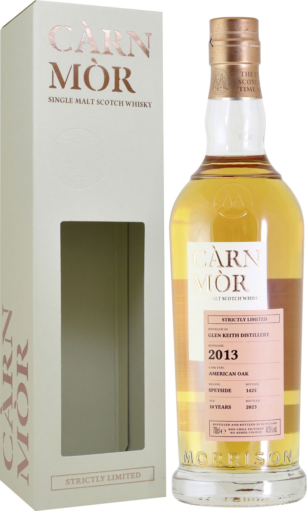 Eine Flasche Whisky steht neben einer eleganten Geschenkverpackung. Der Whisky hat eine goldene Farbe und die Verpackung ist hell mit einem Fenster, das die Flasche zeigt.