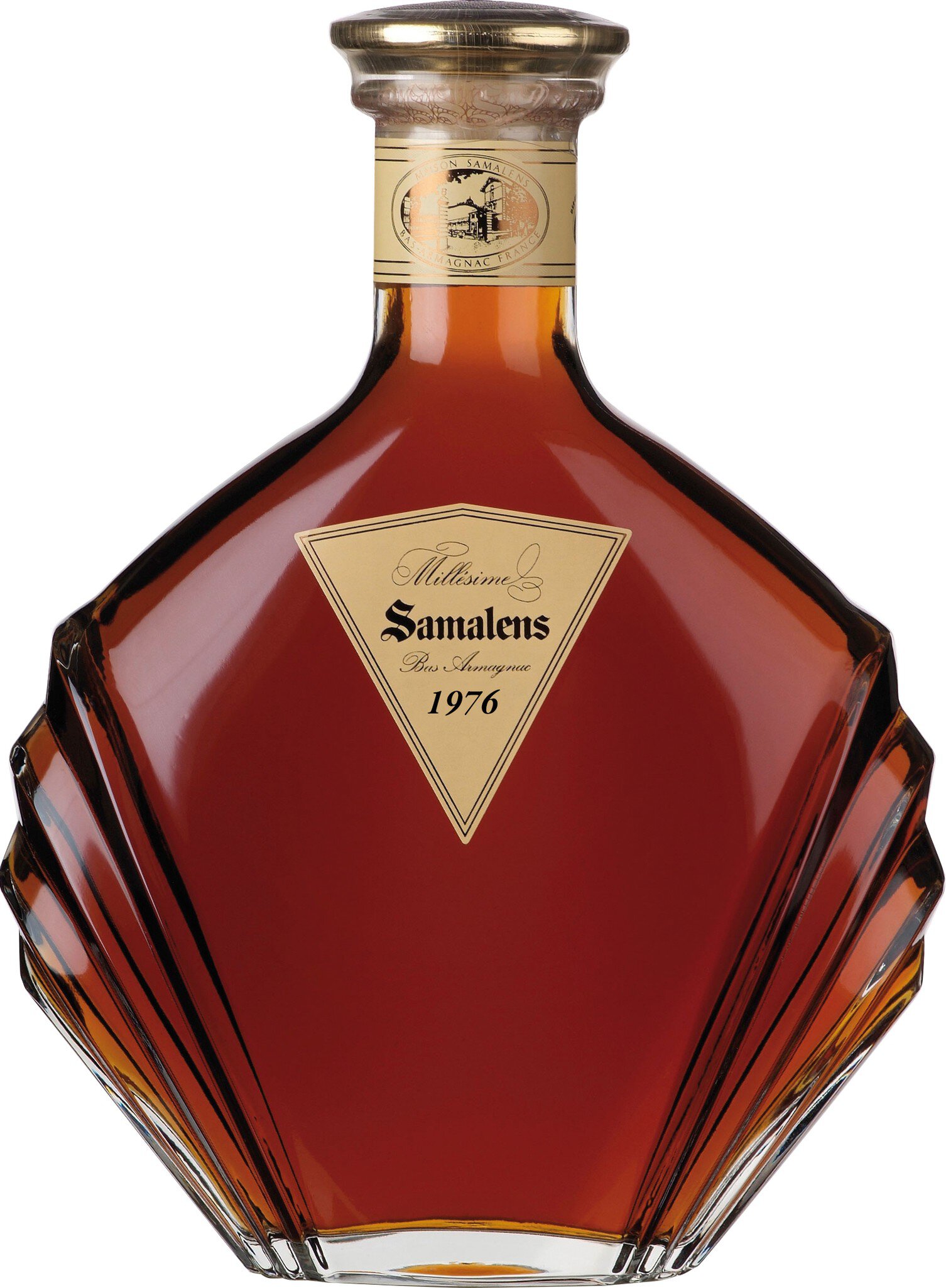 Ein eleganter Glasbehälter für hochwertigen Cognac, mit einer facettierten Form und einem goldenen Verschluss. Der Korpus zeigt eine tiefrotbraune Flüssigkeit und ist vor einem neutralen Hintergrund positioniert.