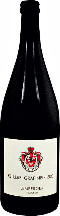 Eine Flasche Rotwein mit schwarzem Etikett und einem Wappen. Die Form ist schlank und die Flasche ist vollständig, mit einem langen Hals und einem Korkenverschluss.