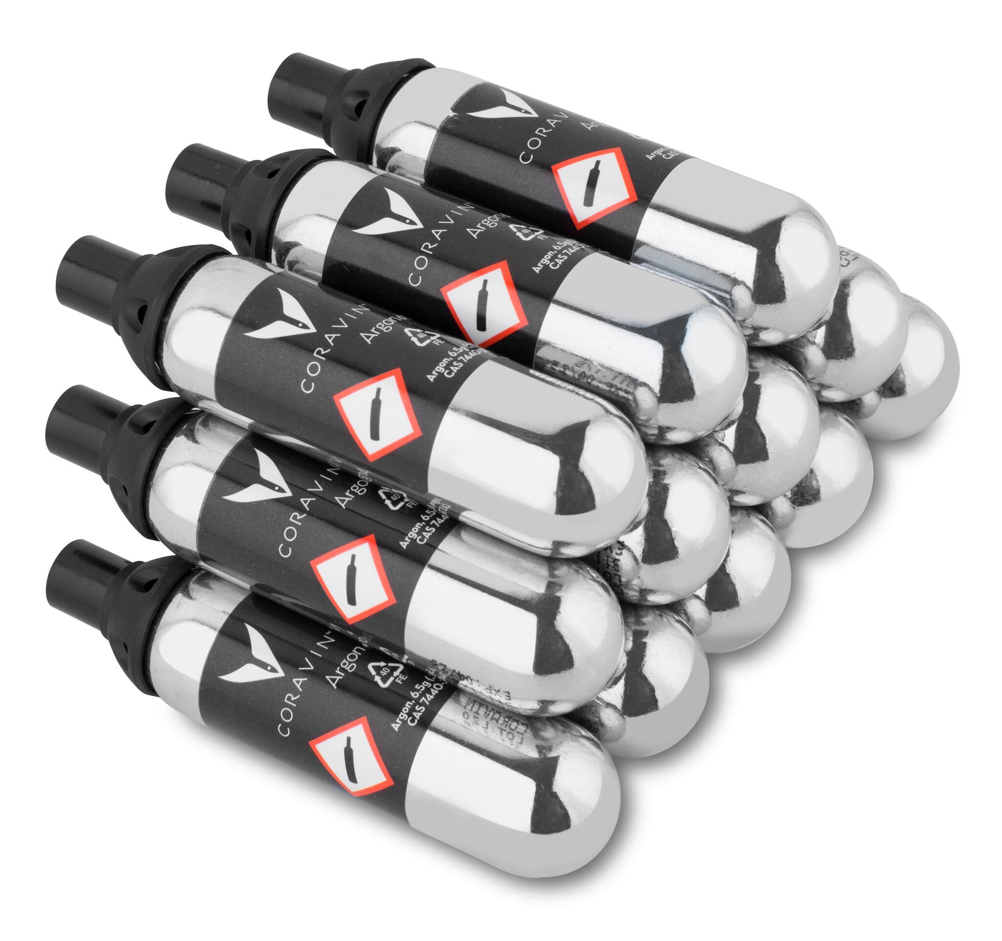 Sechs Aluminium-Dosen mit schwarzen und roten Etiketten. Sie scheinen CO2-Patronen zu sein, die gestapelt und leicht geneigt angeordnet sind. Der Hintergrund ist neutral und farblos.
